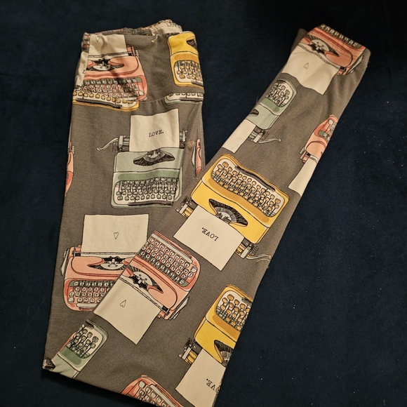 Leggings Typewriter Print Leggings - Picture 3 of 4